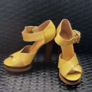Nude‎ patent leather platform heels